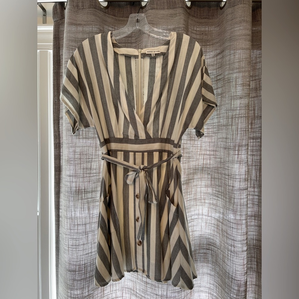 Moon River Women’s Dress Size M Mini Short Sleeve Stripe White Gray